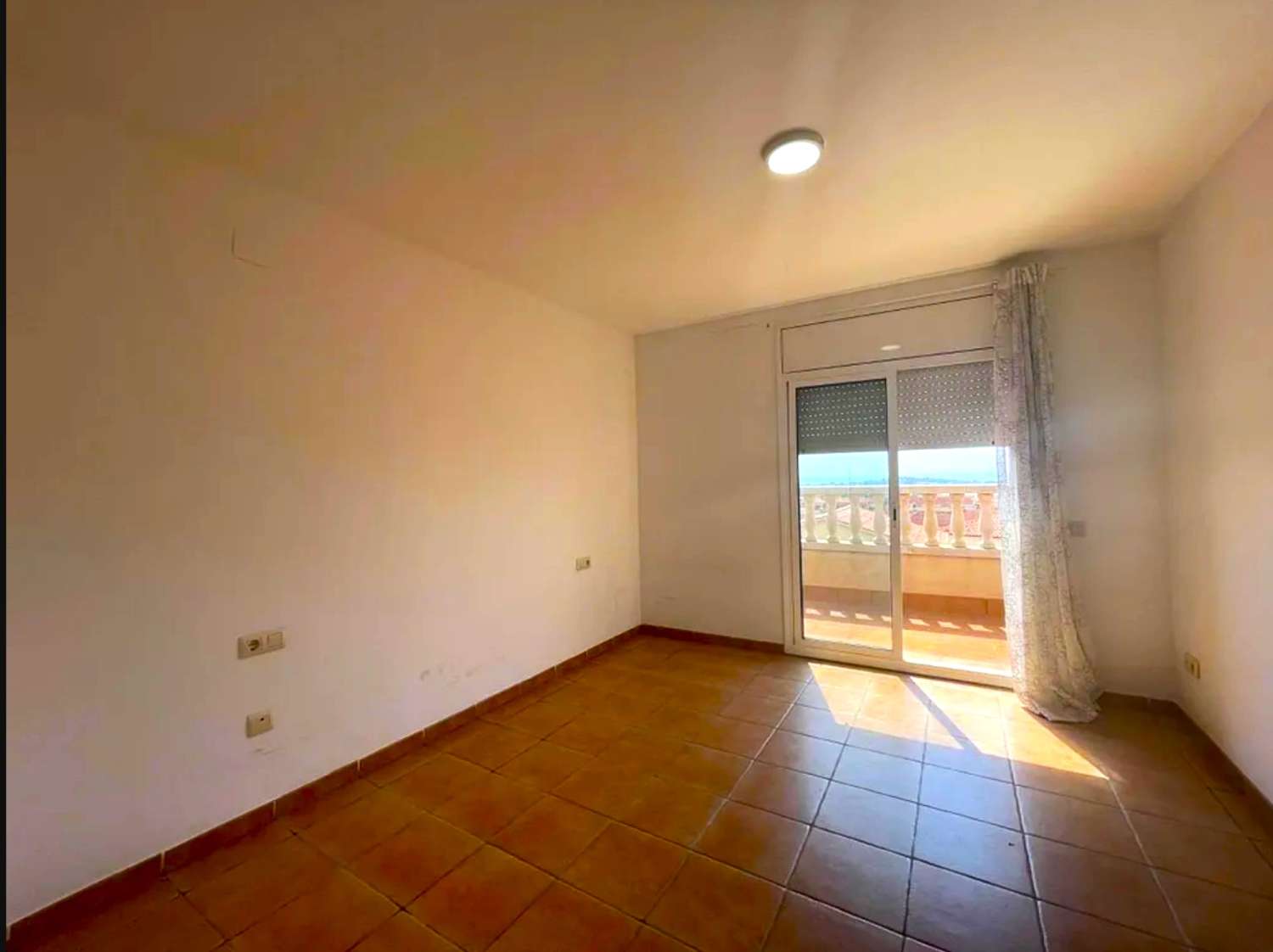 Chalet en venta en Centro - Roda de Barà de 4 habitaciones con terraza y piscina