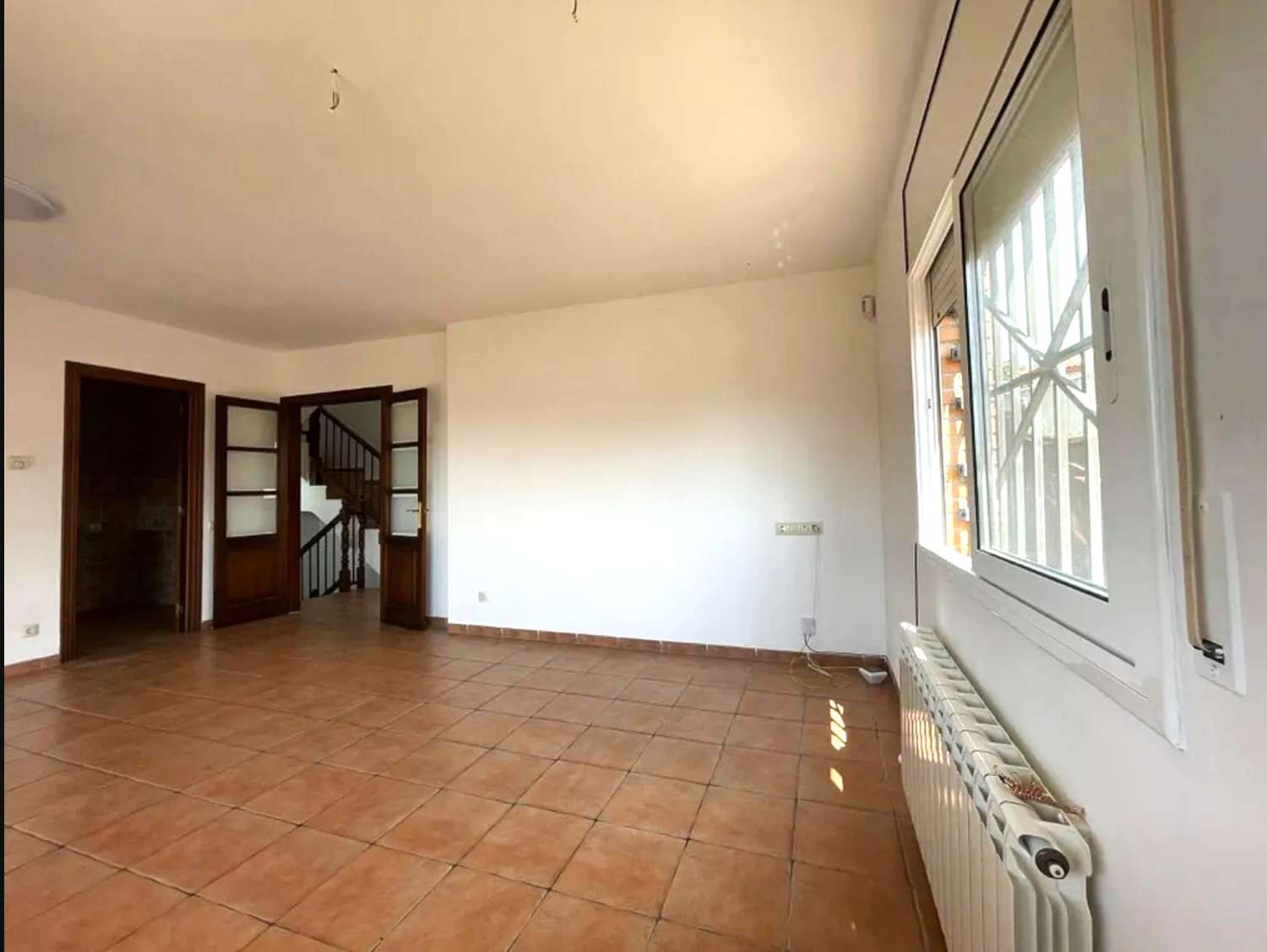 Chalet en venta en Centro - Roda de Barà de 4 habitaciones con terraza y piscina