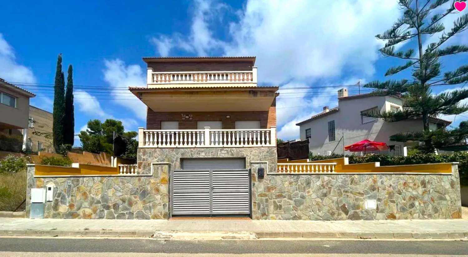 Villa for sale in Centro - Roda de Barà with 4 bedrooms, terrace and pool