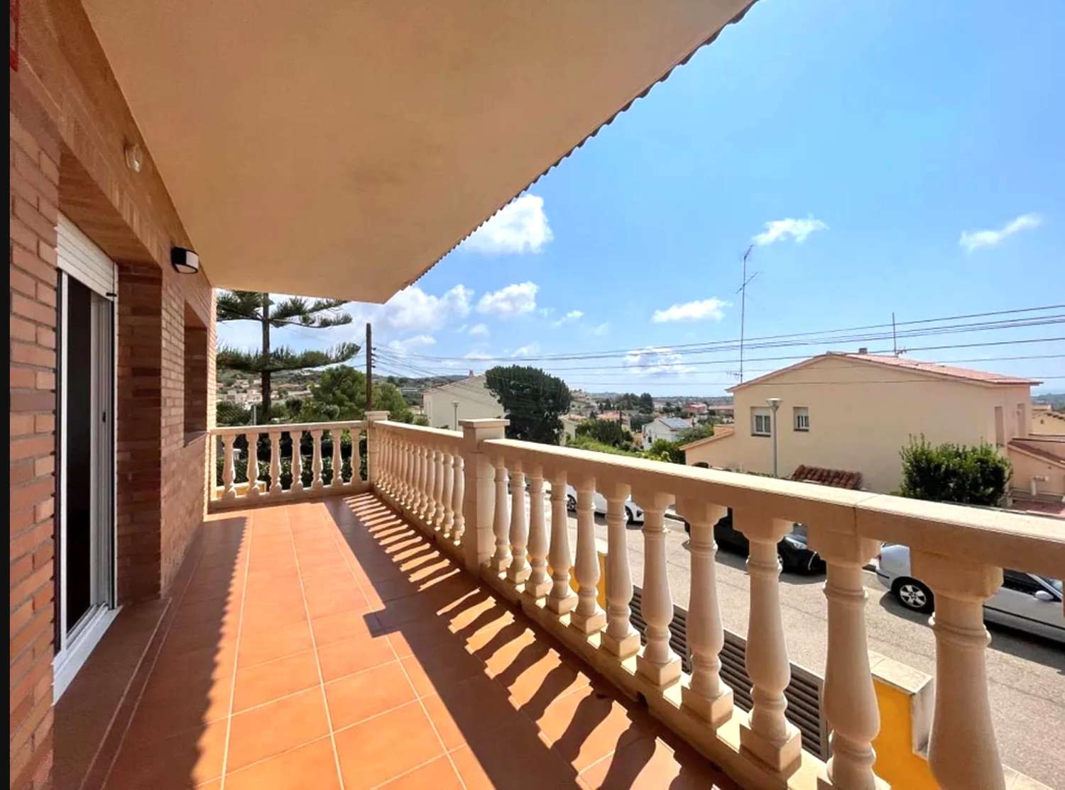 Chalet en venta en Centro - Roda de Barà de 4 habitaciones con terraza y piscina